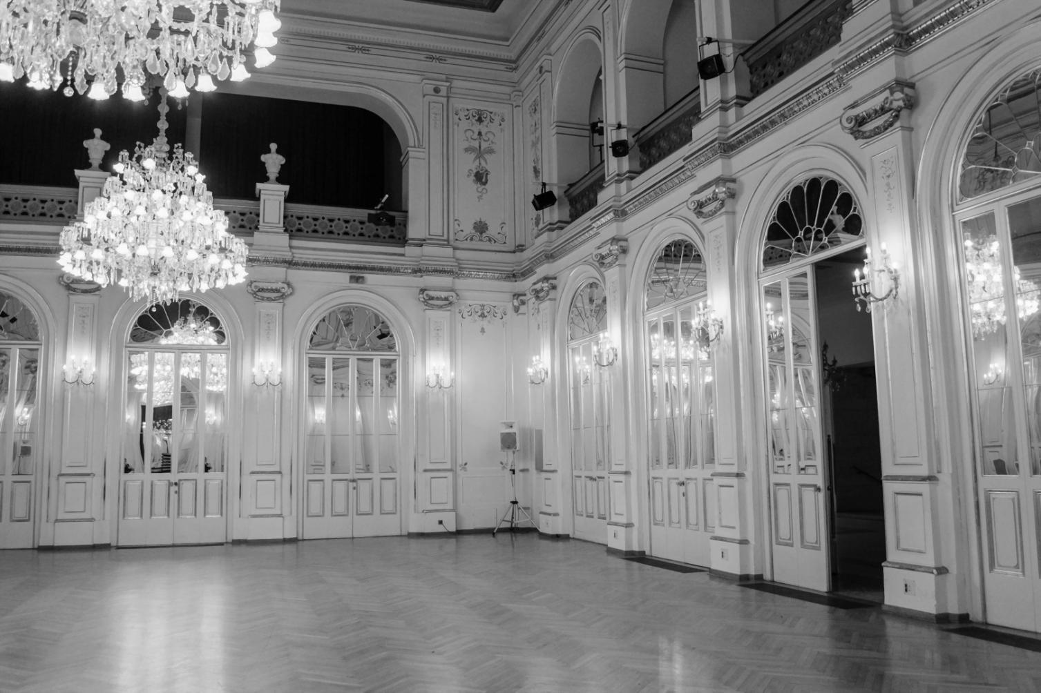 Espace de formation avec chaises disposées en cercle pour favoriser les échanges entre participants