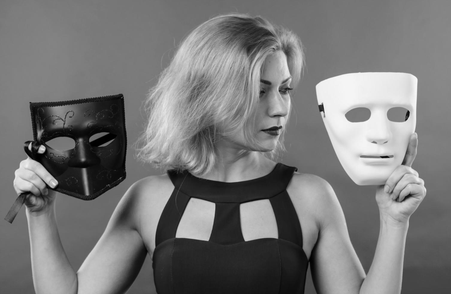 Deux participants travaillant un dialogue en duo avec concentration et écoute mutuelle